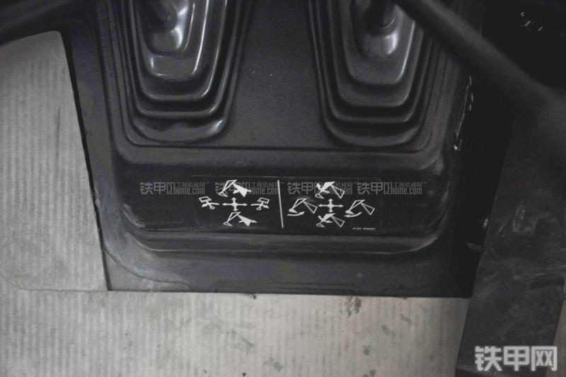 特雷克斯TLB820挖掘装载机局部