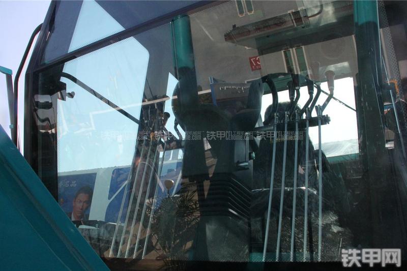 山河智能SWPY180A平地机局部