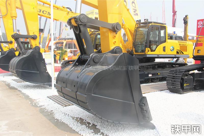 山重建机MC386LC-8挖掘机局部