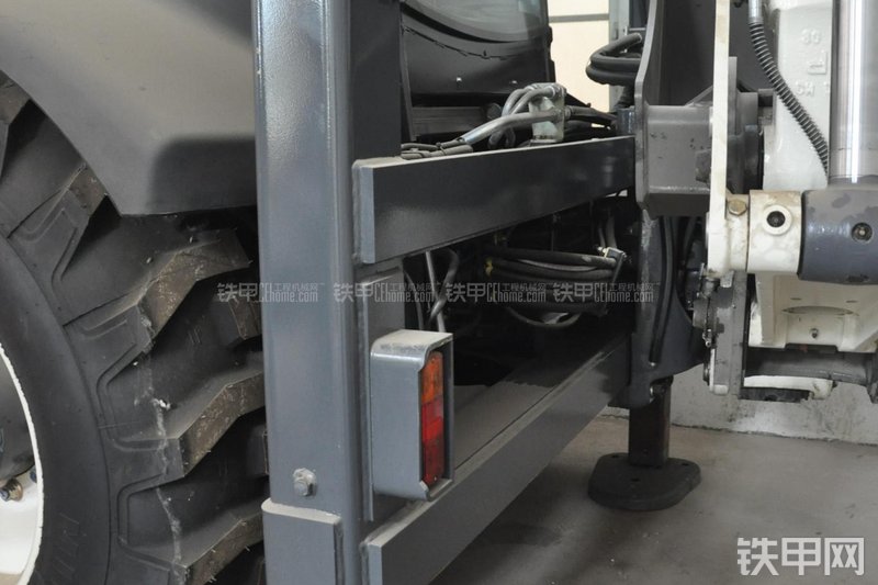 特雷克斯TLB820挖掘装载机局部