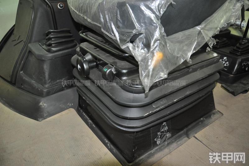 特雷克斯TLB820挖掘装载机局部