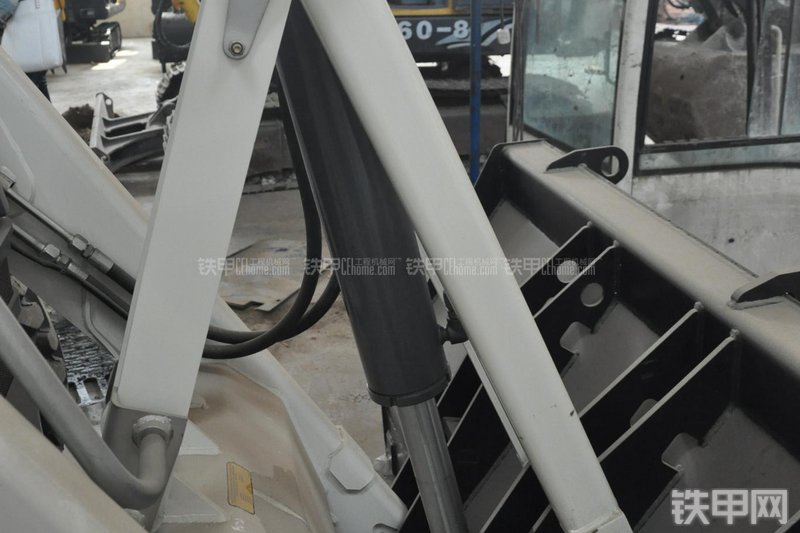 特雷克斯TLB820挖掘装载机局部