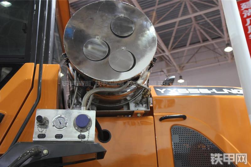 英轩重工YX656-LNG装载机局部