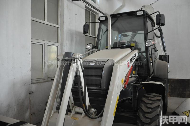 特雷克斯TLB820挖掘装载机局部