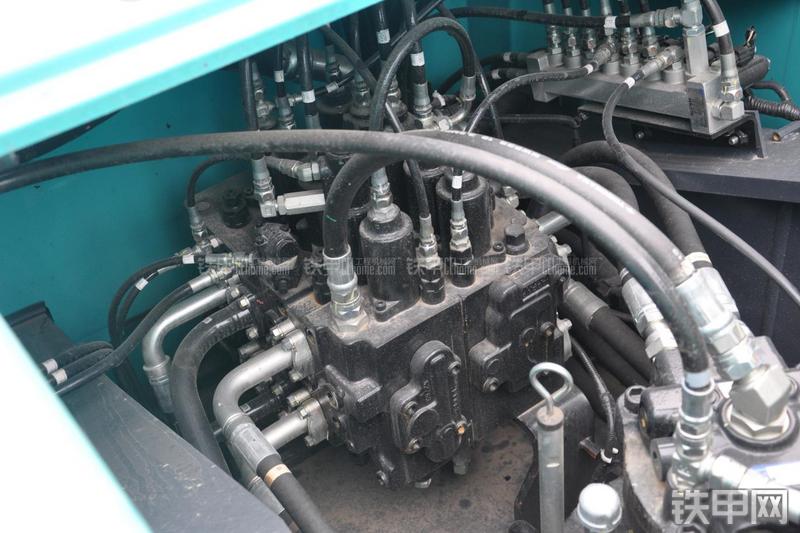 神钢SK260LC-8挖掘机局部