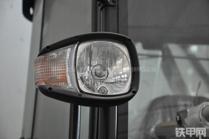 特雷克斯TLB820挖掘装载机局部