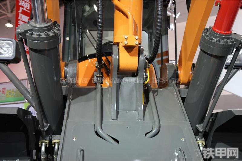 英轩重工YX656-LNG装载机局部