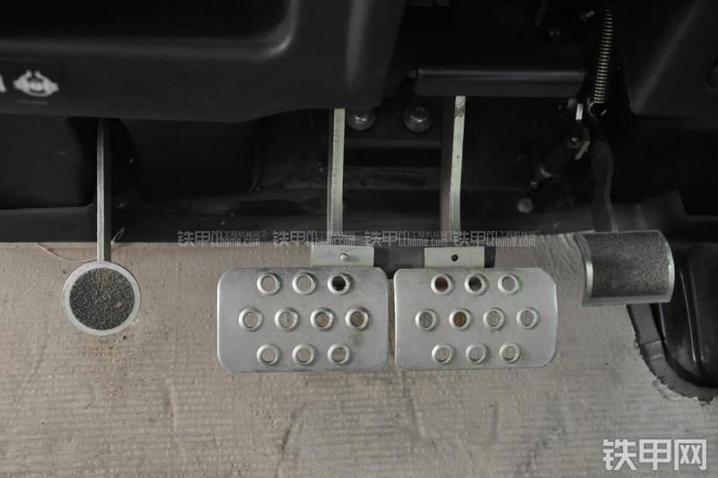 特雷克斯TLB820挖掘装载机局部