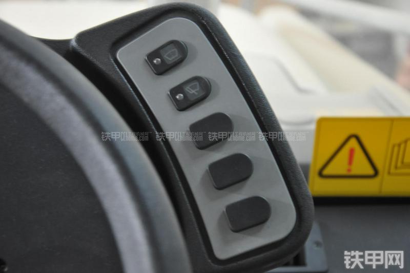 特雷克斯TLB820挖掘装载机局部