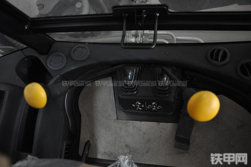 特雷克斯TLB820挖掘装载机局部