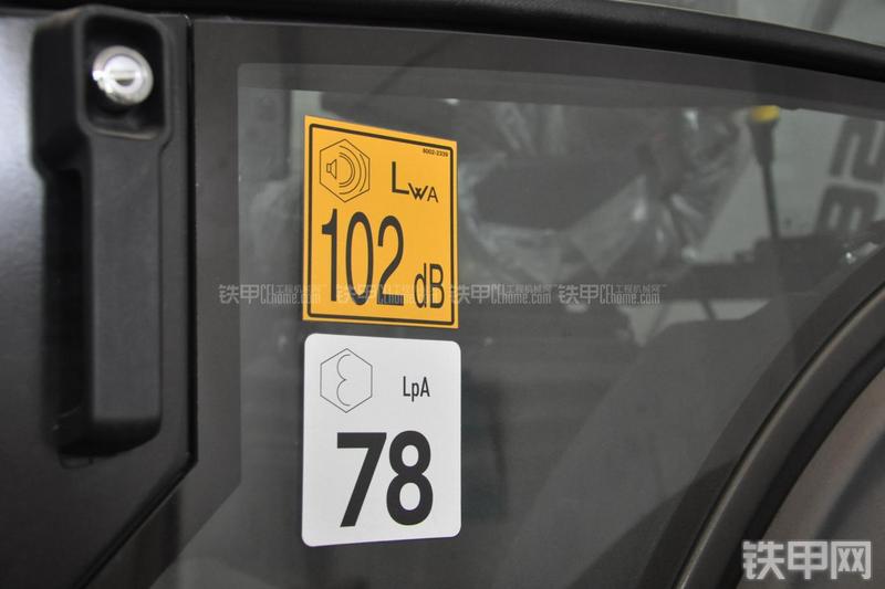 特雷克斯TLB820挖掘装载机局部