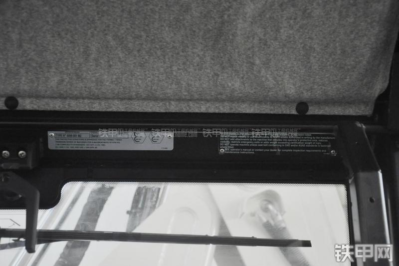 特雷克斯TLB820挖掘装载机局部