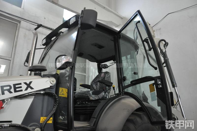 特雷克斯TLB820挖掘装载机局部