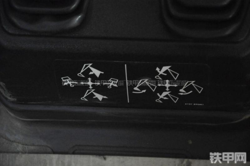 特雷克斯TLB820挖掘装载机局部