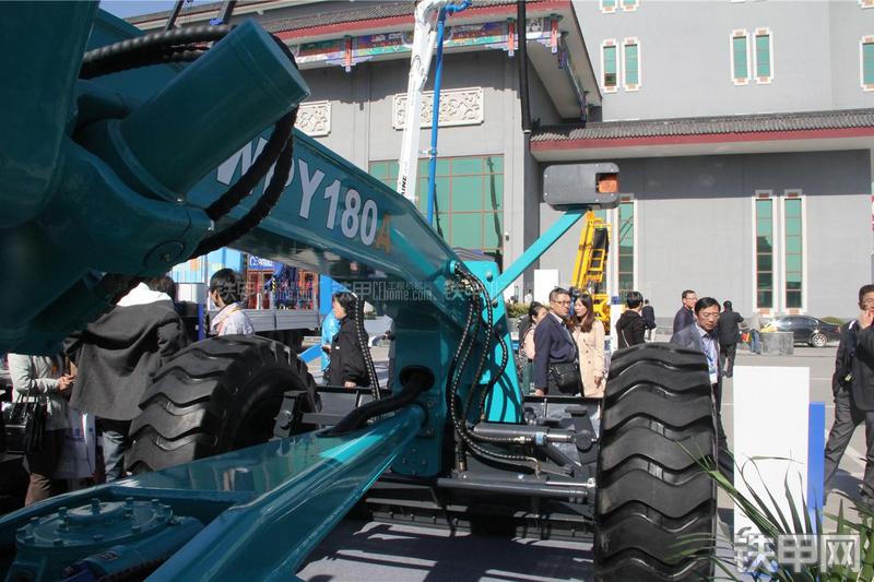 山河智能SWPY180A平地机局部