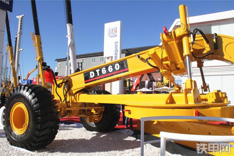 天工DT660平地机局部