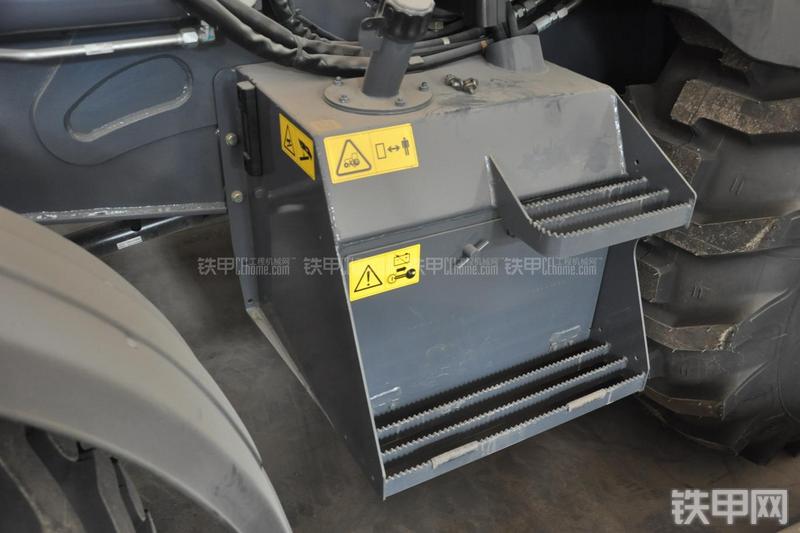 特雷克斯TLB820挖掘装载机局部