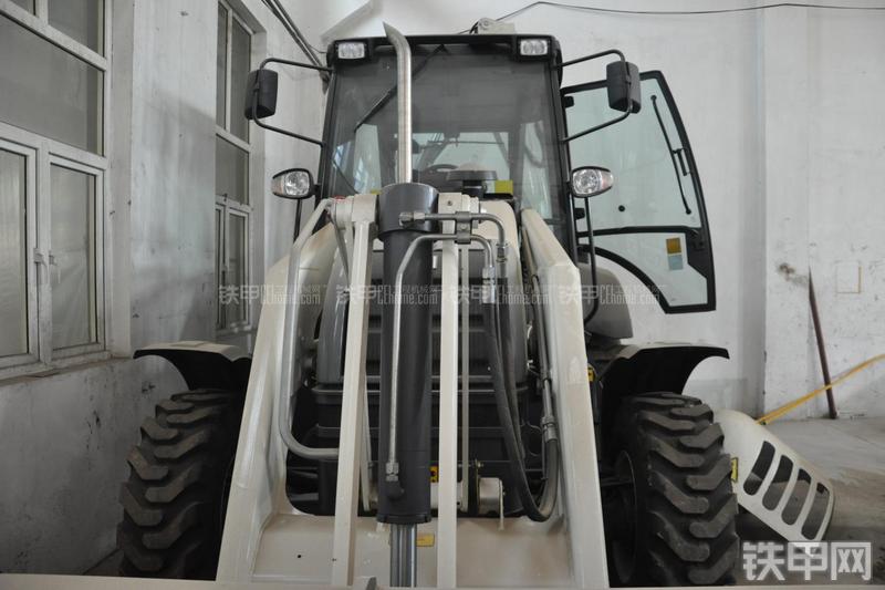 特雷克斯TLB820挖掘装载机局部