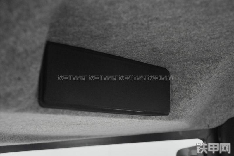 特雷克斯TLB820挖掘装载机局部