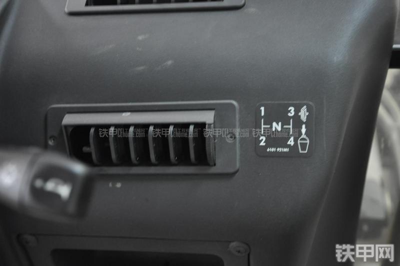 特雷克斯TLB820挖掘装载机局部