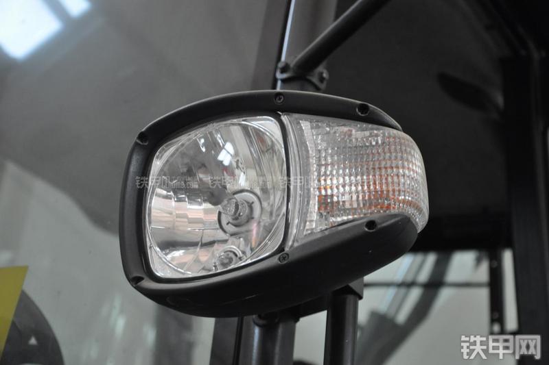 特雷克斯TLB820挖掘装载机局部