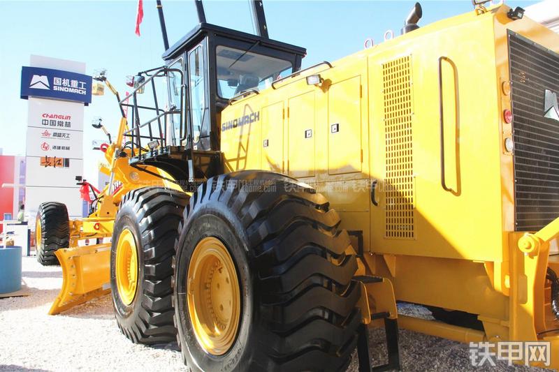 天工DT660平地机局部