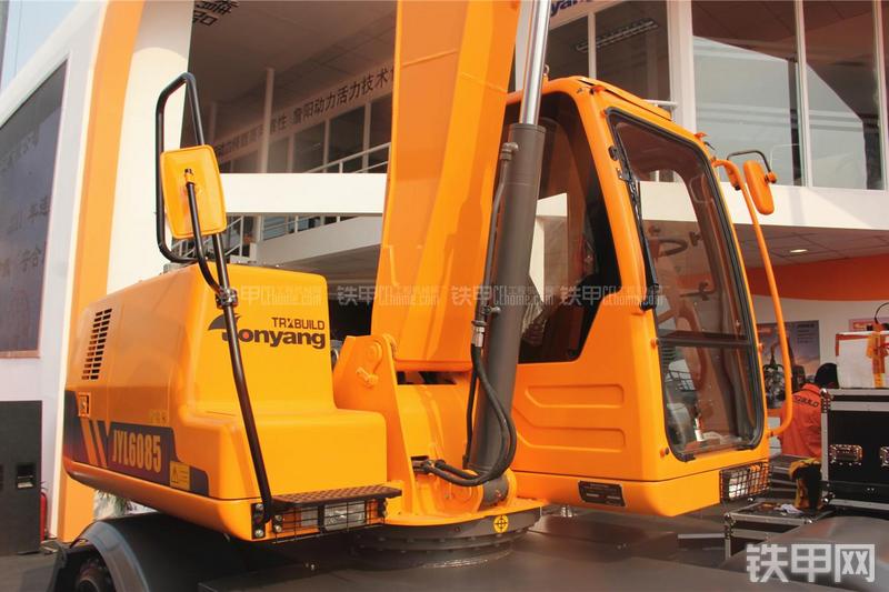 詹阳重工JYL6085挖掘机局部