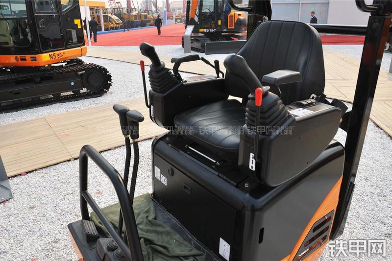 京城长野NS09-7挖掘机局部