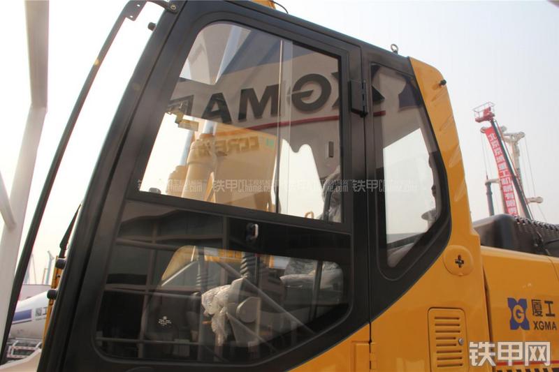 厦工XG822LNG挖掘机局部