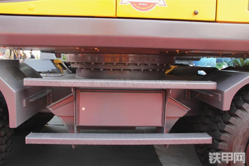 重庆勤牛QNL220挖掘机局部