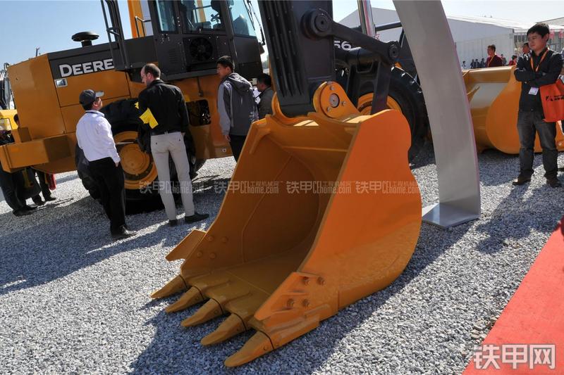 约翰迪尔E300LC挖掘机局部