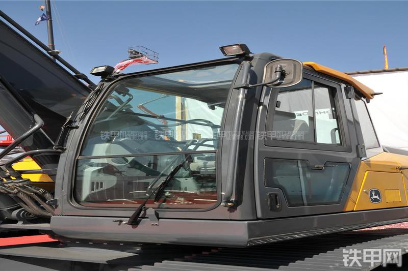 约翰迪尔E300LC挖掘机局部