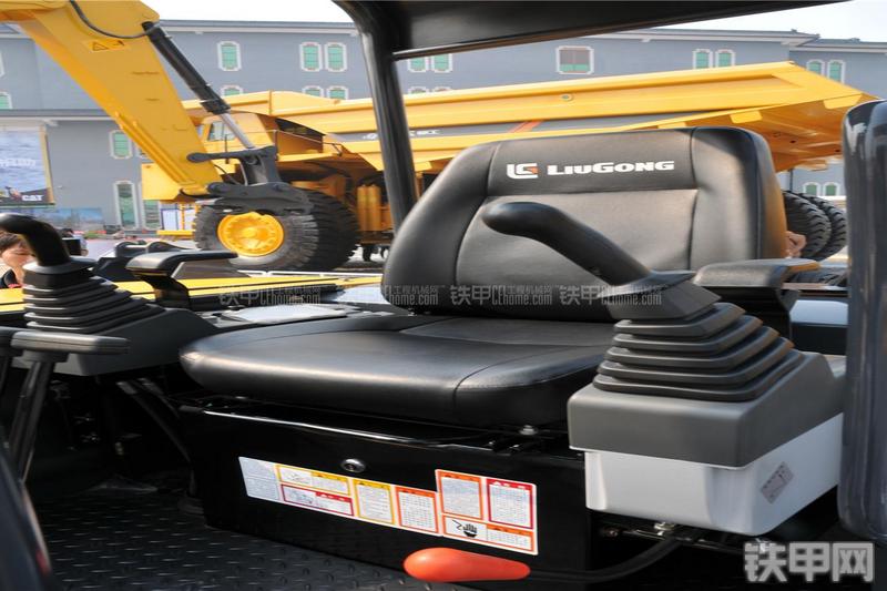 柳工CLG9035E挖掘机局部