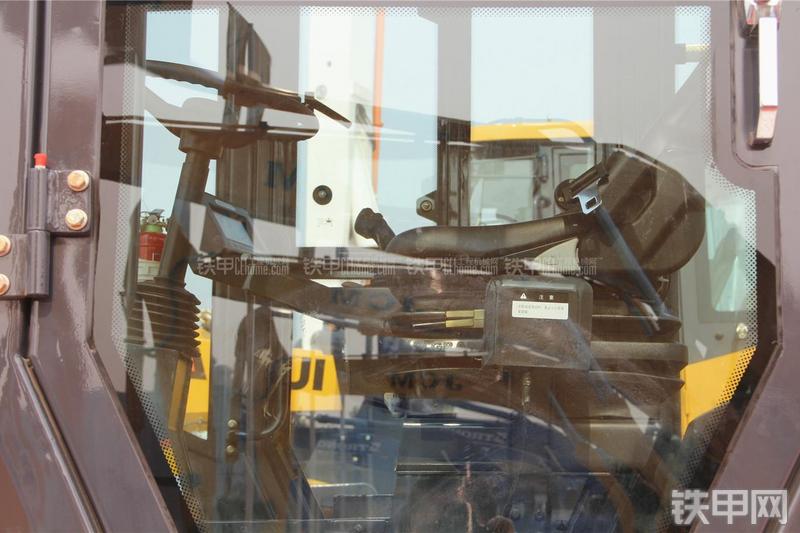 山推SR14D-3压路机局部