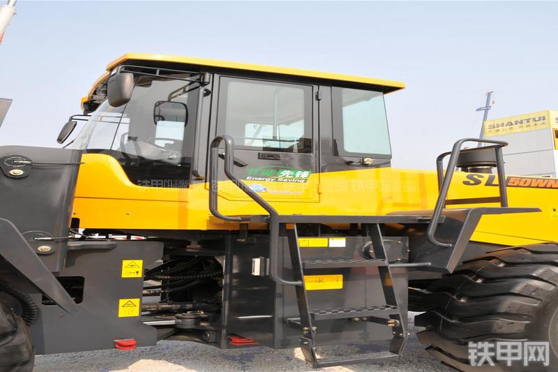 山推SL50WN装载机局部