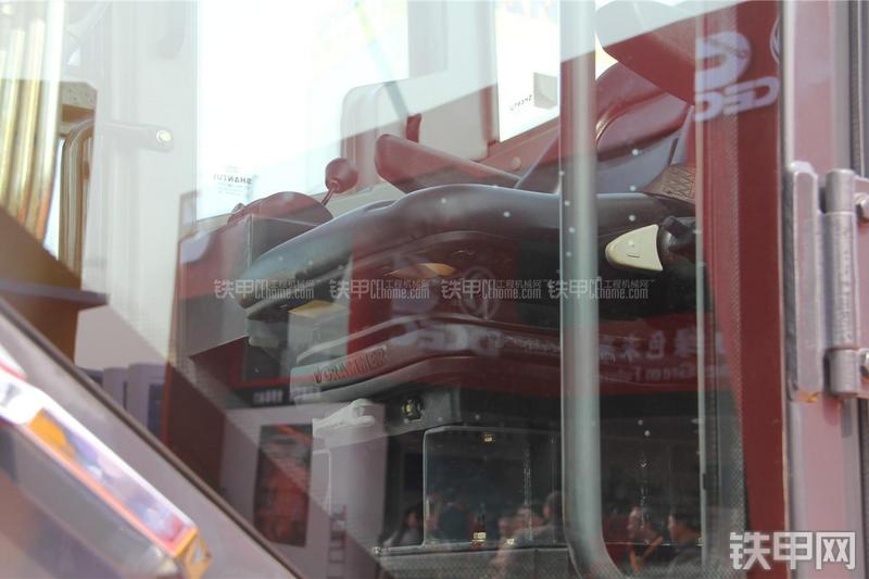 山推SG21A-3平地机局部