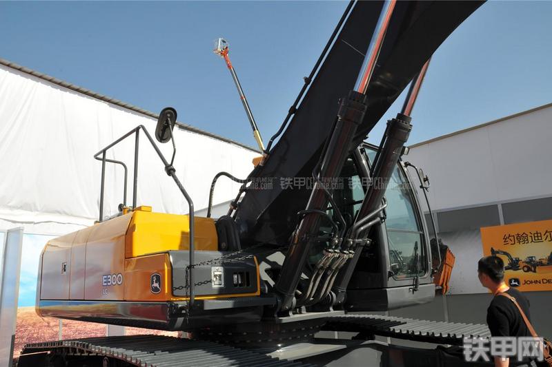 约翰迪尔E300LC挖掘机局部