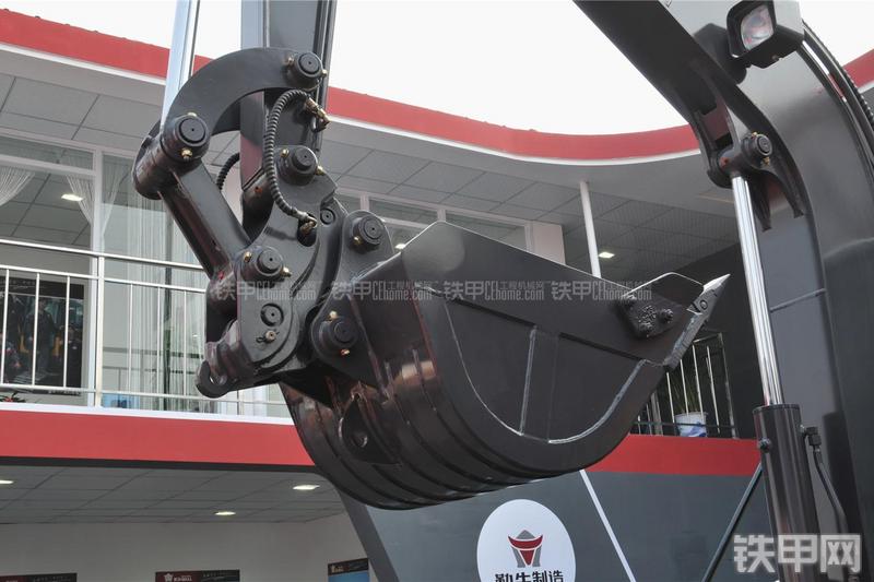 重庆勤牛QNL70挖掘机局部