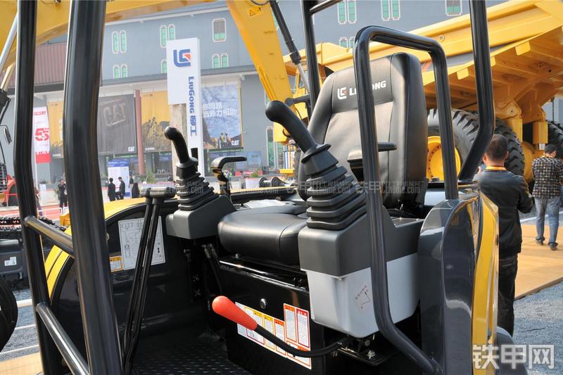 柳工CLG9035E挖掘机整机外观