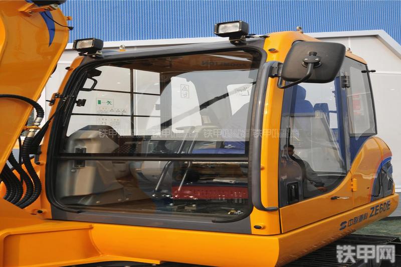 中联重科ZE60E挖掘机局部