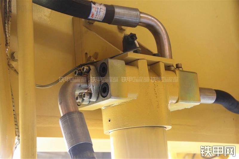 柳工SGE240非公路自卸车局部