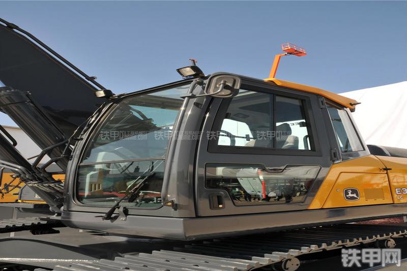 约翰迪尔E360LC挖掘机局部