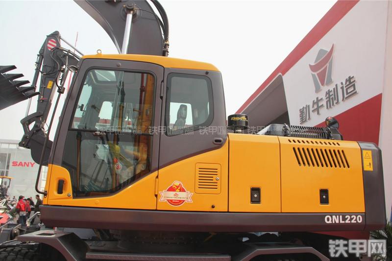 重庆勤牛QNL220挖掘机局部