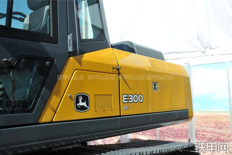 约翰迪尔E300LC挖掘机局部