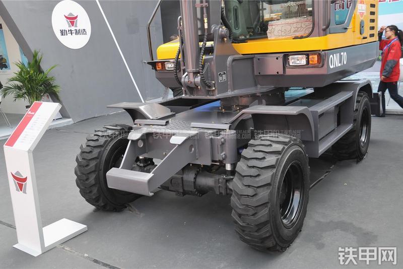 重庆勤牛QNL70挖掘机局部