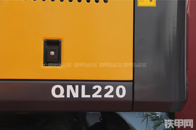 重庆勤牛QNL220挖掘机局部