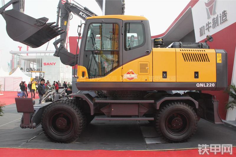 重庆勤牛QNL220挖掘机整机外观
