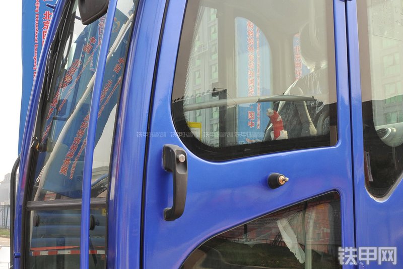 恒天九五JV85挖掘机局部