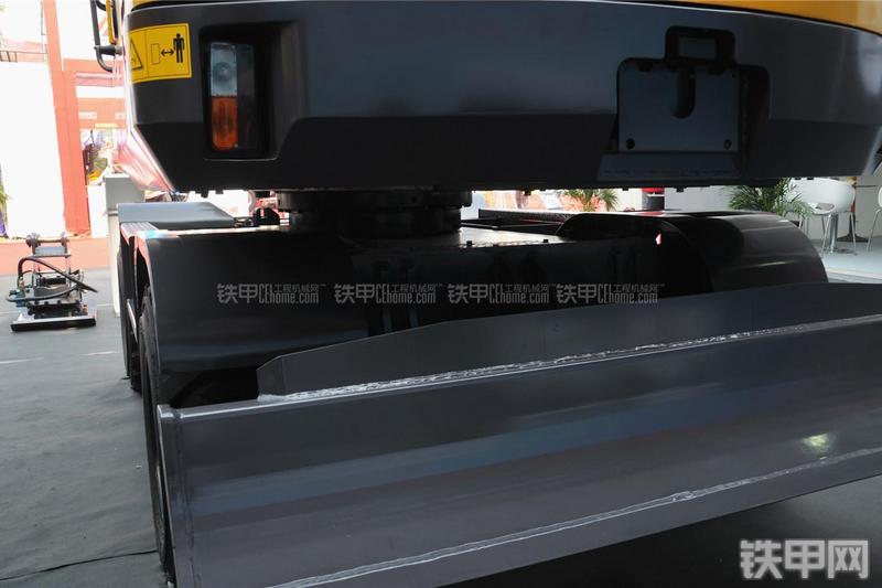 重庆勤牛QNL70挖掘机局部