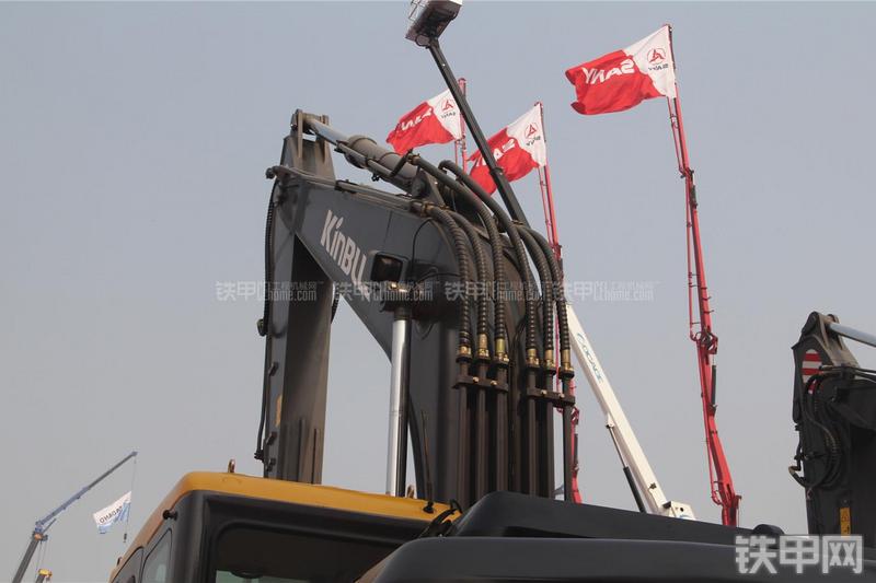 重庆勤牛QNL220挖掘机局部